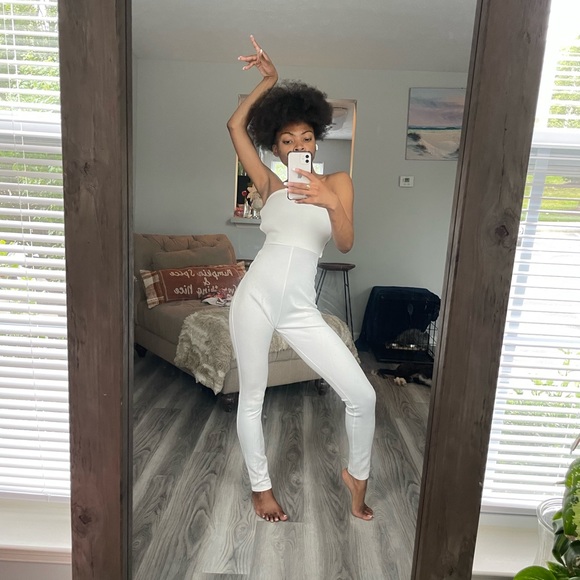 Sleeveless White Backless Jumpsuit - Picture 9 of 11